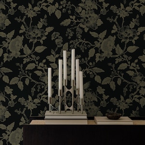 Dunkle florale Gothic Tapete - Elegantes schwarzes Vintage Wandbild zum Schälen und Aufkleben für luxuriöse Interieurs