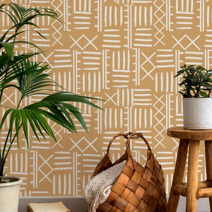 Afrikanischer Boho Schälen und Kleben - Stammes-Schlammstoff-Tapete, orange-weißer Druck, ethnische Tapete, skandinavisches Zeitgenössisches, Wohndekor