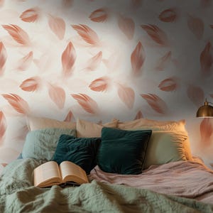 Carta da parati con piume di pesca rosa tenue / Stampa con piume fluttuanti delicate / Decorazione delicata per la camera da letto