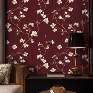 Elegante carta da parati floreale - murale con fiori di ciliegio color bordeaux - decorazione orientale vintage - design per la casa di lusso