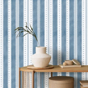 Carta da parati moderna minimalista a strisce blu per soggiorno, camera da letto e ufficio - Design elegante per rivestimenti murali geometrici