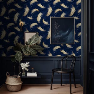 Carta da parati con piume dorate, cielo stellato notturno / stampa celeste blu navy oro / arredamento da camera da letto da sogno