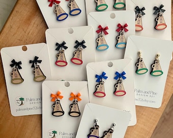 Boucles d'oreilles mégaphone Cheer peintes à la main : accessoire pour le jour du match