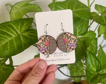 Boucles d'oreilles florales peintes à la main en bois : bijoux floraux à rayures