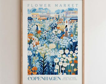 Pode incluir: Uma impressão artística emoldurada intitulada "Flower Market" que retrata uma cena de mercado de flores em Copenhaga. A ilustração apresenta uma variedade de flores em tons de azul, branco e laranja, com figuras de pessoas ao fundo. A impressão está numa moldura de madeira.