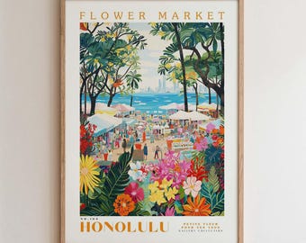 Pode incluir: Uma impressão artística emoldurada intitulada "Flower Market Honolulu" retrata uma cena vibrante de um mercado de flores com flores coloridas, pessoas e barracas. A obra de arte apresenta um cenário costeiro com um horizonte urbano e árvores verdes exuberantes.