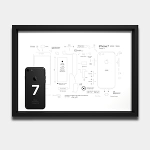 Może przedstawiać: Czarna oprawiona grafika ścienna przedstawiająca techniczny schemat rozstrzelony telefonu iPhone 7. Wydruk prezentuje białe rysunki liniowe komponentów wewnętrznych na białym tle, z fizycznym czarnym telefonem iPhone 7 zamontowanym po lewej stronie.
