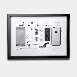 以下が含まれることがあります： 分解されたiPhone 6Sを収めた黒いフレーム。フロントスクリーン、背面ケース、バッテリー、内部コンポーネントが、iPhone 6Sというタイトルを含むラベル付きの技術図面の上に配置されています。