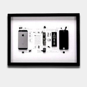 Könnte beinhalten: Ein gerahmtes Display mit einem zerlegten iPhone 5s, dessen interne Komponenten wie Hauptplatine, Akku und Kamera auf einem weißen Hintergrund angeordnet sind. Der Text "iPhone 5s" und technische Daten sind in der Mitte aufgedruckt.