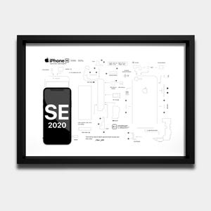以下が含まれることがあります： iPhone SE 2020の技術図面が額装されており、画面に「SE 2020」と表示された黒いスマートフォンが配置されています。白い背景には、分解図のコンポーネントの輪郭、技術ラベル、黒いAppleロゴが描かれています。