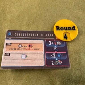 Peut inclure: Un ensemble de composants de jeu de société sur une surface verte. L'ensemble comprend une carte avec le texte "CIVILIZATION REBORN" et un jeton jaune marqué "Round 4". La carte comporte divers symboles et du texte.
