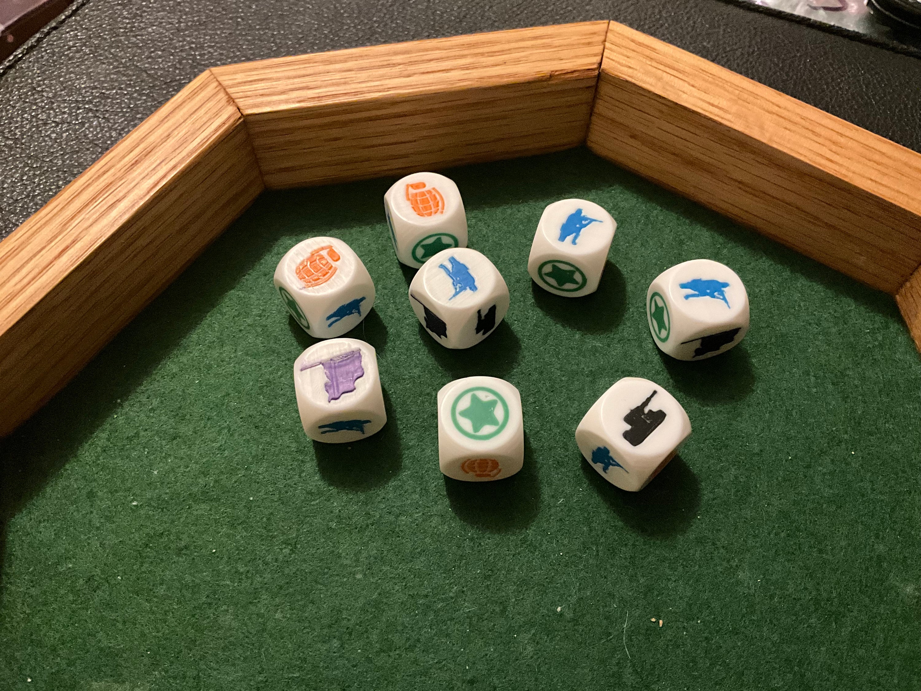 8 battle dice compatible with Memoir 44