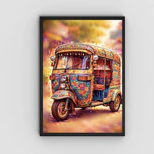 Puede incluir: Impresión enmarcada de un colorido auto rickshaw, con intrincados diseños florales en tonos azules, naranjas y verdes. El vehículo tiene un dosel decorativo y se encuentra sobre un fondo borroso de tonos cálidos.