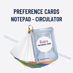 Könnte beinhalten: Ein Set von Präferenzkarten für einen Zirkulator, gebunden mit einem Metallring. Die vordere Karte zeigt ein Krankenhausflurbild, einen weißen Kreis mit dem Text Rose's PREFERENCE CARDS und ein kleines Logo mit dem Text Surgical RN Guides.