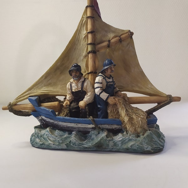 Statue figurine vintage pour décoration intérieure, presse papier en resine représentant des anciens marins pécheurs sur leur bateau