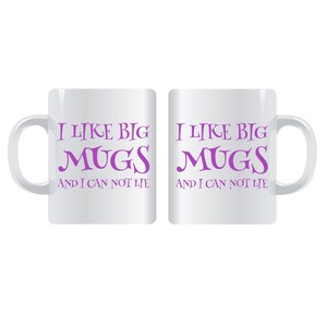 Op de afbeelding: Twee witte keramische mokken met de tekst "I LIKE BIG MUGS AND I CAN NOT LIE" in paars. Elke mok heeft een wit oor en een cilindrische vorm, geschikt voor warme dranken.