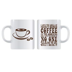 Op de afbeelding: Witte koffiemok met een bruine illustratie van een koffiekopje en koffiebonen. De andere kant heeft de tekst: "I LOVE THE SMELL OF FRESHLY BREWED COFFEE IN THE MORNING AND I LOVE THE SOUND OF NO ONE TALKING TO ME WHILE I DRINK IT."