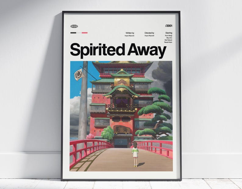 Może przedstawiać: Oprawiony plakat z filmu animowanego "Spirited Away". Plakat przedstawia tytuł filmu nad kolorową ilustracją budynku z czerwonym mostem i postacią, kt&oacute;ra wchodzi na niego. Widoczny jest r&oacute;wnież rok 2001.