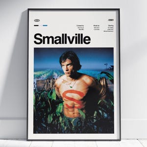Puede incluir: Póster enmarcado con el título "Smallville" en negrita negra. El póster muestra a un hombre sin camisa con el logo "S" de Superman en el pecho, en un campo de maíz. El póster tiene un fondo blanco con texto negro.