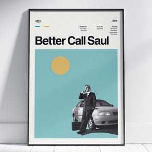 Puede incluir: Póster enmarcado con el título "Better Call Saul" en negro. El póster tiene un fondo turquesa con un sol amarillo y una imagen de un hombre con traje apoyado en un coche. El póster está en un marco negro.