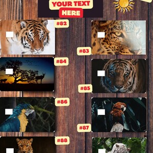 K&ouml;nnte beinhalten: Ein Holzuntergrund mit verschiedenen Wildtierbildern, darunter ein Tiger, ein Leopard und ein Papagei. Text&uuml;berlagerungen lauten "YOUR DESIGN HERE", "YOUR TEXT HERE" und "SAFARI ESCAPE". Die Bilder sind von 82 bis 89 nummeriert.