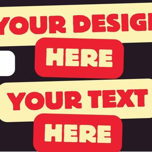 K&ouml;nnte beinhalten: Grafikdesign mit den Worten "YOUR DESIGN" und "YOUR TEXT" in roter, blasenartiger Schrift auf hellgelbem Hintergrund. Das Wort "HERE" steht in roten Rechtecken. Der Hintergrund ist dunkelgrau.