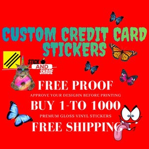 K&ouml;nnte beinhalten: Roter Hintergrund mit dem Text "CUSTOM CREDIT CARD STICKERS" in Gr&uuml;n und T&uuml;rkis. Das Bild enth&auml;lt Schmetterlingsillustrationen, eine Cartoon-Katze mit Sonnenbrille und einem Donut sowie den Text "FREE PROOF" und "BUY 1-TO 1000".