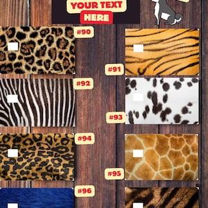 K&ouml;nnte beinhalten: Eine Holztafel mit verschiedenen Tiermusterfellen, darunter Leopard, Tiger, Zebra, Dalmatiner, Giraffe und blaues Fell. Der Text oben lautet "YOUR DESIGN HERE" und "YOUR TEXT HERE". Ein Cartoon-Husky-Hund ist ebenfalls vorhanden.