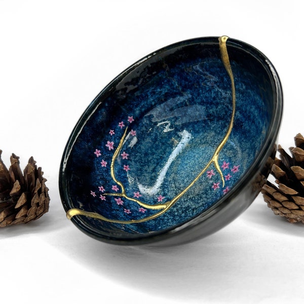 Bol en céramique cassé et réparé Kintsugi (fabriqué au Japon) avec fleurs de sakura peintes à la main - bleu profond