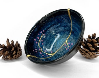 Cuenco de cerámica Kintsugi roto y reparado (hecho en Japón) con flores de Sakura pintadas a mano – Azul profundo