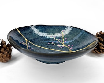Cuenco de cerámica Kintsugi roto y reparado (hecho en Japón) con flores de cerezo pintadas a mano – Azul vacío