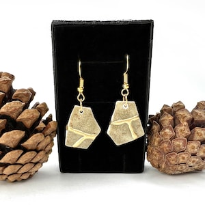 Kinboru - Kintsugi Keramik Gebrochene Schale Ohrringe aus Goldenem Stein