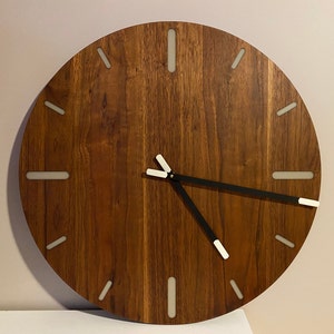 Reloj de madera con epoxi que brilla en la oscuridad