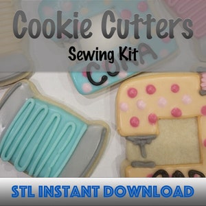 Può includere: Immagine di formine per biscotti a forma di oggetti a tema cucito. I biscotti sono decorati con colori pastello e glassa. L'immagine include una spoletta di filo, una macchina da cucire e un bottone. Il testo sull'immagine recita "Cookie Cutters Sewing Kit" e "STL INSTANT DOWNLOAD."