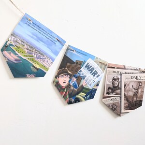 Puede incluir: Una hilera de banderines con im&aacute;genes de un horizonte urbano, un hombre con sombrero sosteniendo un peri&oacute;dico con la palabra "&iexcl;GUERRA!" impresa en &eacute;l, y un superh&eacute;roe con un traje rojo, blanco y azul. Los banderines est&aacute;n colgados en una pared blanca.