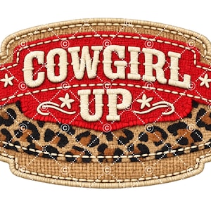 Może przedstawiać: Dekoracyjna naszywka z białym napisem „COWGIRL UP” na czerwonym tle. Naszywka ma sekcję z nadrukiem w cętki i obramowanie w stylu worka jutowego, z akcentami gwiazd i wirów.