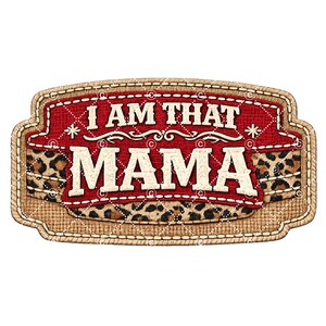 Może przedstawiać: Prostokątna naszywka z napisem "I AM THAT MAMA" w kolorze białym, obramowana na czerwono. Tło jest czerwone z białymi przeszyciami i wzorem w cętki. Obramowanie wykonane jest z beżowego materiału tkanego.