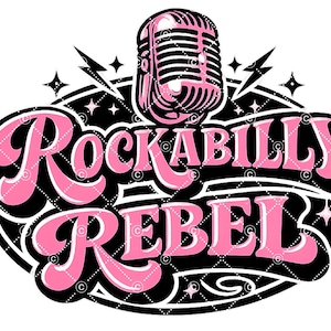 Op de afbeelding: Een retro-stijl grafische afbeelding met de woorden "Rockabilly Rebel" in roze scriptletters, omlijnd in wit, tegen een zwarte achtergrond. Een roze microfoon en bliksemschichten maken het ontwerp compleet.