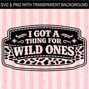 Op de afbeelding: Zwart-witte afbeelding met de tekst "I GOT A THING FOR WILD ONES" in een decoratief kader. De achtergrond is roze met verticale strepen en kleine ster- en krulpatronen.