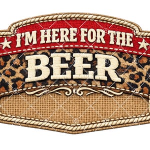 Pode incluir: Uma placa decorativa com o texto "I'M HERE FOR THE BEER". A placa tem um topo vermelho com texto branco e estrelas, um centro com estampa de leopardo e uma parte inferior de serapilheira. A borda é um desenho de corda.