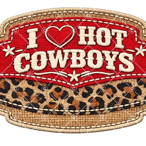 Może przedstawiać: Ozdobna naszywka z napisem "I ❤️ HOT COWBOYS" w kolorze białym, wyszytym na czerwonym tle. Dolna część ma wzór w panterkę, a obramowanie wykonane jest z beżowego materiału jutowego.