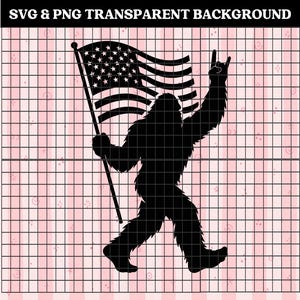 Puede incluir: Silueta negra de un Bigfoot sosteniendo una bandera estadounidense y haciendo un gesto de rock and roll. La bandera tiene estrellas y rayas. El fondo es un patrón de cuadrícula rosa y blanco. El texto en la parte superior dice: SVG & PNG TRANSPARENT BACKGROUND.