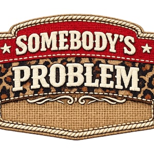 Może przedstawiać: Ozdobny znak z napisem "SOMEBODY'S PROBLEM" w białych, haftowanych literach. Znak ma czerwoną górną część, środkową część z nadrukiem w cętki i dolną część z juty. Znak jest obramowany obwódką w kształcie liny.