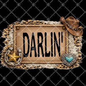 Może przedstawiać: Rustykalny design z napisem "DARLIN'" w czarnym kolorze na tle juty. Projekt zawiera kapelusz kowbojski, podkowę, gwiazdę i turkusowy akcent w kształcie serca, wszystko na tle panterki i koronki.