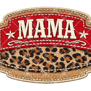 Może przedstawiać: Dekoracyjna naszywka z napisem "MAMA" w kolorze białym, wszytym na czerwonym tle z białymi gwiazdami. Dolna część ma wzór w panterkę, a całość jest obramowana beżową, szytą obwódką.