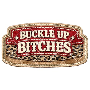 Może przedstawiać: Prostokątna naszywka z białym napisem "BUCKLE UP BITCHES" na czerwonym, pikowanym tle. Projekt zawiera sekcję z nadrukiem w cętki i szytą obwódkę, w stylu western.