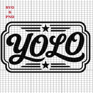 Puede incluir: Diseño gráfico negro con la palabra "YOLO" en una fuente audaz y estilizada. El diseño incluye dos estrellas y líneas horizontales, todo dentro de un marco rectangular decorativo. El texto "SVG & PNG" está en la esquina superior izquierda.