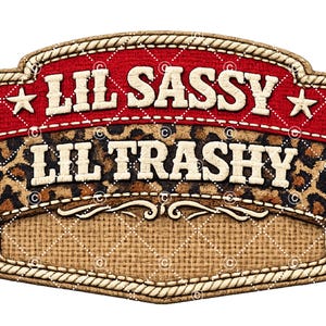 Könnte beinhalten: Dekoratives Schild mit dem Text "LIL SASSY LIL TRASHY" in Weiß, vor rotem und Leopardenmuster-Hintergrund. Das Schild hat einen Seilrand und einen Jutegrund.