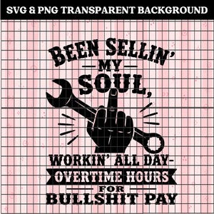 Op de afbeelding: Zwarte afbeelding met de tekst "BEEN SELLIN' MY SOUL, WORKIN' ALL DAY - OVERTIME HOURS FOR BULLSHIT PAY." Een moersleutel en een hand met de middelvinger omhoog zijn ook in het ontwerp. De achtergrond is een roze raster.