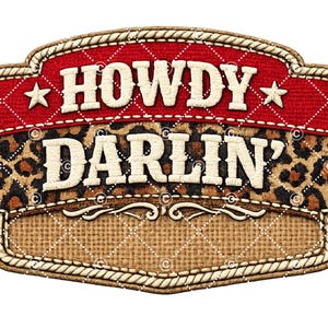 Könnte beinhalten: Dekoratives Schild mit den weißen Worten "HOWDY DARLIN'" auf rotem, gestepptem Hintergrund mit weißen Sternen. Das Design umfasst einen Leopardenmuster-Abschnitt und einen Hintergrund in Leinenoptik, alles umrahmt von einem seilartigen Rand.